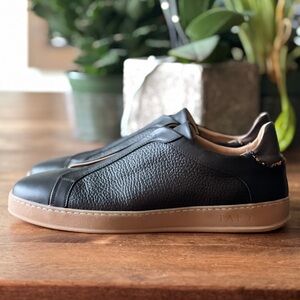 THE JAMES SNEAKER IN BLACK LEATHER